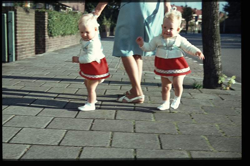 09.Delft sep 1964 Mama,Brigitte,Marion.JPG